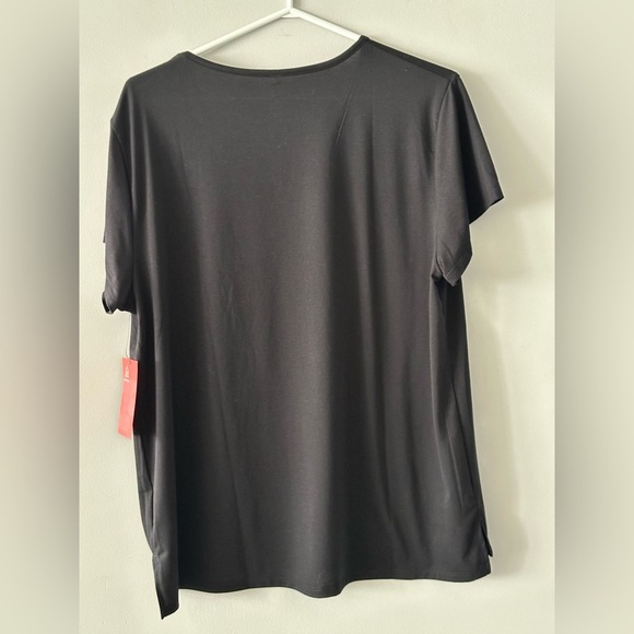 ✨NWT✨ Women’s V-Neck T-Shirt- Size XL - Picture 2 of 4
